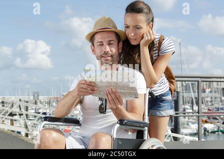 Behinderte Menschen im Rollstuhl und Freundin auf Urlaub Stockfoto