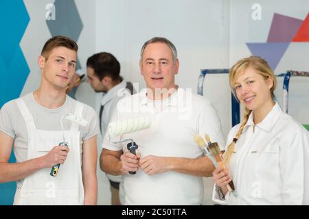 Portrait der Dekoration Team hält Bürsten und Walze Stockfoto