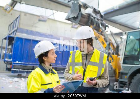 Arbeitnehmer in Deponiedumping Stockfoto