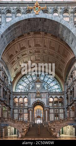 Berühmte alte Uhr an der Fassade des alten schönen Bahnhofs in Antwerpen Stockfoto