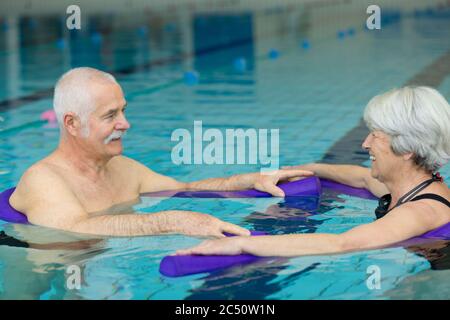 Ältere Paare tun Bewegung im Schwimmbad Stockfoto