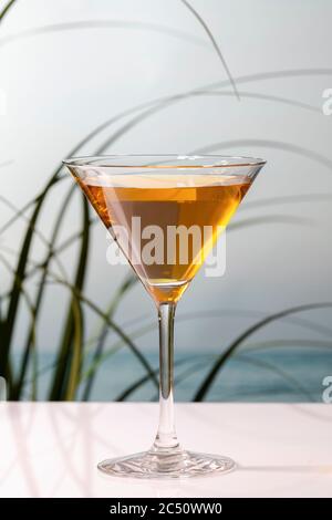 Nahaufnahme eines köstlichen Cocktails in einem martini-Glas auf einem Tisch auf einem unscharf Hintergrund. Urlaubs- und Freizeitkonzept. Stockfoto