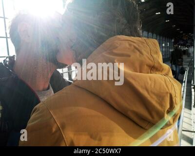 Berlin, Deutschland. Oktober 2019. Ein Mann und eine Frau, die sich küssen. (To dpa - International Day of the Kiss - 'Image für die Beziehung' - Warum Küssen wichtig ist) Quelle: Markus Engelhardt/dpa/Alamy Live News Stockfoto