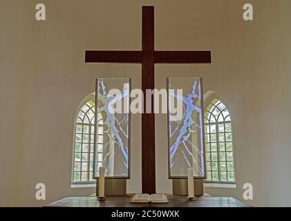 Zeestow, Deutschland. Juni 2020. Blick in die Autobahnkirche. Die Autobahn- und Dorfkirche Zeestow in der Gemeinde Brieselang ist ein Backsteingebäude, das 1850 erbaut wurde. Seit 2014 ist sie die erste Autobahnkirche am Berliner Ring. Die Dorfkirche ist als historisches Denkmal bezeichnet. Quelle: Paul Zinken/dpa-Zentralbild/ZB/dpa/Alamy Live News Stockfoto