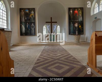 Zeestow, Deutschland. Juni 2020. Blick in die Autobahnkirche. Neben dem Kreuz ist das Kunstwerk 'die Berufenen' von Volker Stelzmann zu sehen. Die Autobahn- und Dorfkirche Zeestow in der Gemeinde Brieselang ist ein Backsteingebäude aus dem Jahr 1850. Seit 2014 ist sie die erste Autobahnkirche am Berliner Ring. Die Dorfkirche ist als historisches Denkmal bezeichnet. Quelle: Paul Zinken/dpa-Zentralbild/ZB/dpa/Alamy Live News Stockfoto