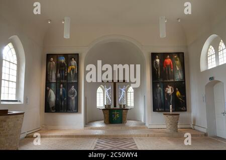 Zeestow, Deutschland. Juni 2020. Blick in die Autobahnkirche Zeestow. Neben dem Kreuz ist das Kunstwerk 'die Berufenen' von Volker Stelzmann zu sehen. Die Autobahn- und Dorfkirche Zeestow in der Gemeinde Brieselang ist ein Backsteingebäude aus dem Jahr 1850. Seit 2014 ist sie die erste Autobahnkirche am Berliner Ring. Die Dorfkirche ist als historisches Denkmal bezeichnet. Quelle: Paul Zinken/dpa-Zentralbild/ZB/dpa/Alamy Live News Stockfoto