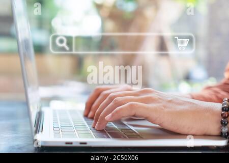 Menschen Hand mit Laptop oder Computer Suche nach Informationen im Internet Online-Gesellschaft Web mit Suchfeld Symbol und Copyspace. Stockfoto