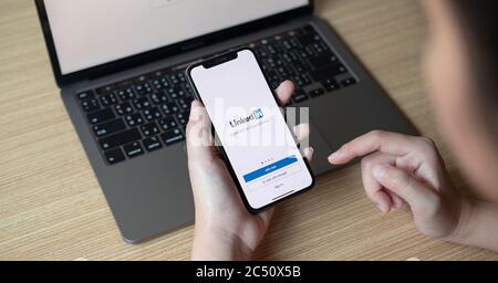 CHIANG MAI, THAILAND - 22. JUNI 2020: IPhone XS mit LinkedIn-Anwendung auf dem Bildschirm. LinkedIn ist ein geschäftsorientierter Social-Networking-Service Stockfoto