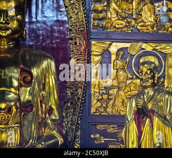 Baotong Tempel: Der Hall von Jade Buddha, goldene Statue von Buddhah. Wuhan, China Stockfoto