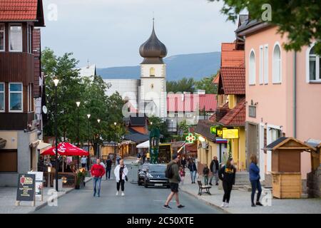 Karpacz, Polen. Juni 2020. Die Menschen sind auf der Hauptpromenade, Konstytucji 3 Maja Straße in Karpacz gesehen.Karpacz ist ein Kurort und Skigebiet in Karkonosze Gebirge in der Nähe der tschechischen Grenze. Eines der wichtigsten Zentren für Bergwandern und Skifahren, einschließlich Skispringen. Kredit: Karol Serewis/SOPA Images/ZUMA Wire/Alamy Live Nachrichten Stockfoto