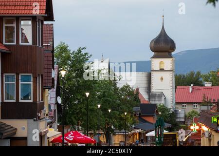 Karpacz, Polen. Juni 2020. Blick auf die Kirche der Heimsuchung der Jungfrau Maria in Karpacz.Karpacz ist ein Kurort und Skigebiet in Karkonosze Gebirge in der Nähe der tschechischen Grenze. Eines der wichtigsten Zentren für Bergwandern und Skifahren, einschließlich Skispringen. Kredit: Karol Serewis/SOPA Images/ZUMA Wire/Alamy Live Nachrichten Stockfoto