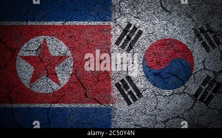 3D-Rendering von zwei Nord-Korea und Südkorea Fahnen auf Betonwand in Grunge-Effekt mit tiefen Rissen gemalt, um die gebrochene oder angespannte re zu veranschaulichen Stockfoto