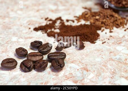 Kaffeebohnen, gemahlener und Instant-Kaffee auf dem Tisch Stockfoto