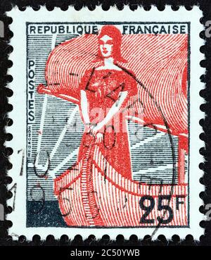 FRANKREICH - UM 1959: Eine in Frankreich gedruckte Briefmarke zeigt Marianne im Staatsschiff, um 1959. Stockfoto