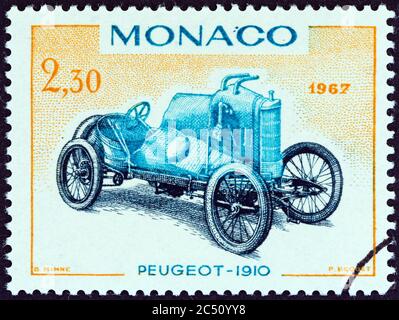 MONACO - UM 1967: Eine in Monaco gedruckte Briefmarke aus der Ausgabe '25. Grand Prix, Monaco' zeigt den Peugeot Grand Prix Rennwagen von 1910, um 1967. Stockfoto