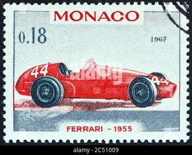 MONACO - UM 1967: Eine in Monaco gedruckte Briefmarke zeigt den Ferrari Grand Prix Rennwagen von 1955, Sieger des Monaco Grand Prix, um 1967. Stockfoto