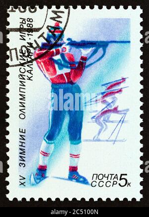 UdSSR - UM 1988: Eine in UdSSR gedruckte Marke aus der Ausgabe 'Olympische Winterspiele, Calgary, Kanada' zeigt Biathlon, um 1988. Stockfoto