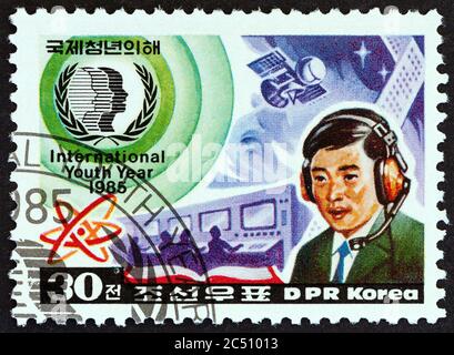NORDKOREA - UM 1985: Eine in Nordkorea gedruckte Marke aus der Ausgabe "Internationales Jugendjahr" zeigt Technologie, um 1985. Stockfoto