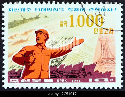 NORDKOREA - UM 1977: Eine in Nordkorea gedruckte Briefmarke zeigt Arbeiter mit fünf-Punkte-Programm, um 1977. Stockfoto