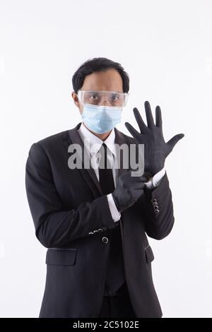 Menschen, die mit neuen normalen Formaten arbeiten .Tragen Sie Masken, Handschuhe und klare Brille. Viren verhindern. Covid -19 Stockfoto