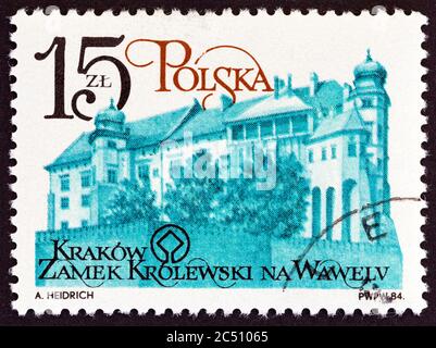 POLEN - UM 1984: Eine in Polen gedruckte Briefmarke aus der Ausgabe "Renovierung der Krakauer Denkmäler" zeigt das Wawel-Schloss (königliche Residenz), um 1984. Stockfoto