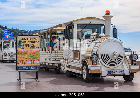 Nizza, Frankreich - 20. April 2016: Touristenzug wartet auf Fahrgäste am Strand auf der Promenade des Anglais Stockfoto