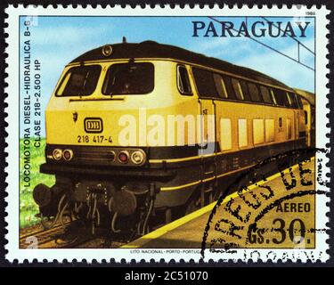 PARAGUAY - UM 1986: Eine in Paraguay gedruckte Briefmarke aus der Ausgabe '150. Jahrestag der Deutschen Eisenbahn' zeigt die Diesellokomotive, Serie 218 Stockfoto