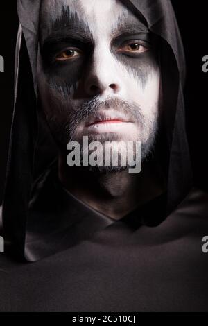 Nahaufnahme Porträt von grimmigen Reaper isoliert auf schwarzem Hintergrund. Halloween Kostüm. Stockfoto