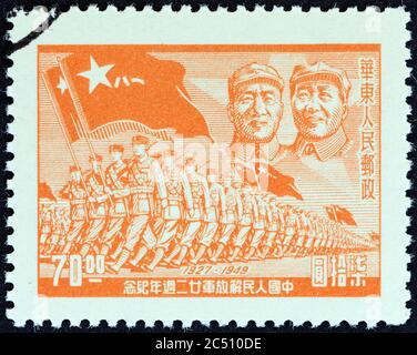 CHINA - UM 1949: Eine in China gedruckte Briefmarke zeigt General Chu Teh, Mao Zedong und Truppen, um 1949. Stockfoto