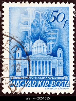 UNGARN - UM 1943: Eine in Ungarn gedruckte Briefmarke aus der Ausgabe 'Kirche in Ungarn' zeigt die Basilika Esztergom, um 1943. Stockfoto