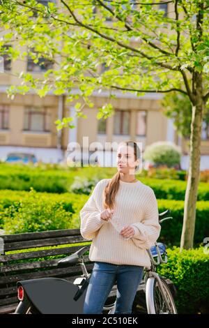 Junges Mädchen im Freien an sonnigen Tag stehen Stockfoto