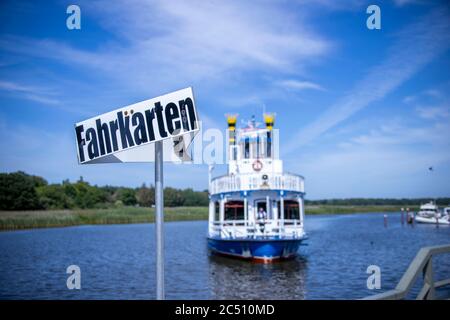 Prerow, Deutschland. Juni 2020. Der Raddampfer 'Baltic Star' legt im Hafen am Prerow Strom an. Die Hotels, Pensionen und Campingplätze in den Tourismusregionen Mecklenburg-Vorpommerns sind derzeit sehr gut ausgelastet. Quelle: Jens Büttner/dpa-Zentralbild/ZB/dpa/Alamy Live News Stockfoto