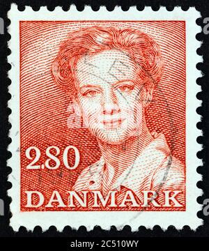 DÄNEMARK - UM 1985: Eine in Dänemark gedruckte Briefmarke zeigt Königin Margrethe II., um 1985. Stockfoto