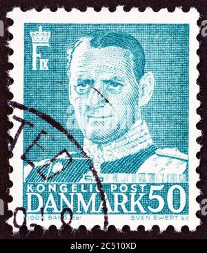 DÄNEMARK - UM 1950: Eine in Dänemark gedruckte Briefmarke zeigt König Friedrich IX., um 1950. Stockfoto