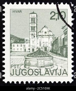 JUGOSLAWIEN - UM 1975: Eine in Jugoslawien gedruckte Briefmarke zeigt Hvar, Kroatien, um 1975. Stockfoto