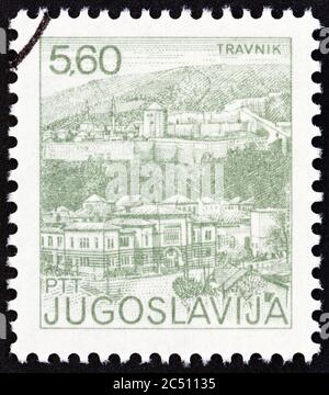 JUGOSLAWIEN - UM 1981: Eine in Jugoslawien gedruckte Briefmarke zeigt Travnik, Bosnien und Herzegowina, um 1981. Stockfoto