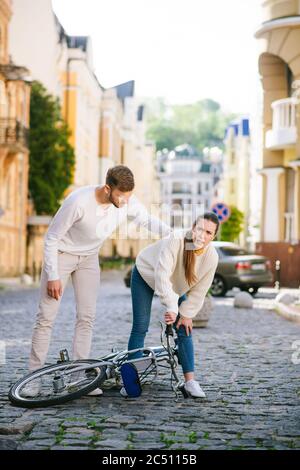 Unglückliche Frau, die sich am Knie festhält und aufmerksamer Mann. Stockfoto