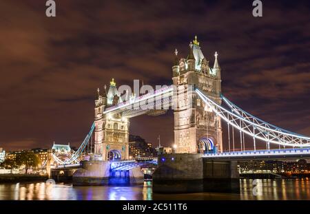 Herrliche Tower Bridge über die Themse bei Nacht, in London, England, Großbritannien Stockfoto