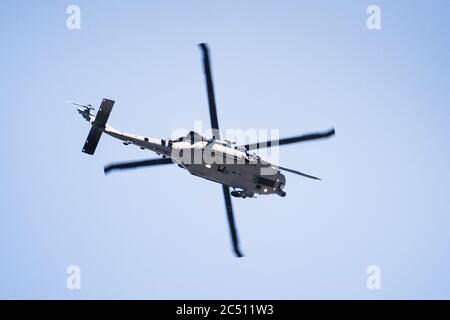 20. Juni 2020 Mountain View / CA / USA - Militärhubschrauber mit Such- und Rettungsübungen rund um den Moffett Federal Airfield in Silic Stockfoto