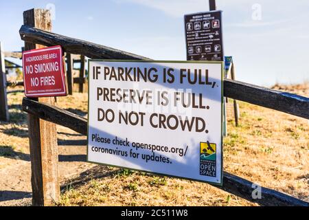 20. Juni 2020 San Francisco Bay Area / CA / USA - Schild am Eingang zu einem öffentlichen Park während der COVID-19 Ausbruch, Warnung, dass, wenn der Parki Stockfoto