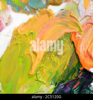 Bunte Ölfarbe in verschiedenen Farben auf einer Palette auf weißem Hintergrund Stockfoto