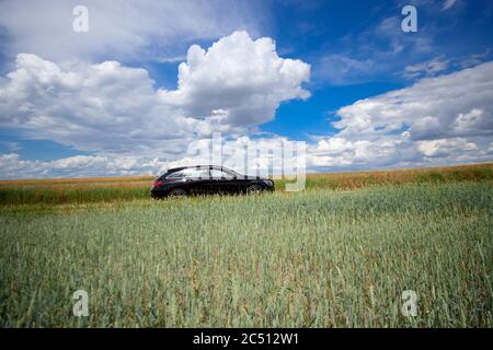 29. Juni 2020, Brandenburg, Angermünde/OT Günterberg: Ein Mercedes Benz CLA 200 Shooting Brake steht in der Sonne auf einem Weg zwischen zwei Feldern. Foto: Soeren Sache/dpa-Zentralbild/ZB Stockfoto