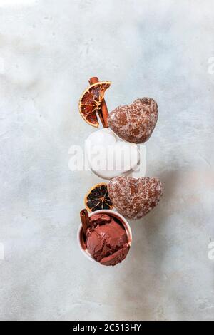 Wintereis mit Lebkuchenkuchen. Lebkuchen und Eis fallen oder fliegen in Bewegung. Speicherplatz kopieren Stockfoto