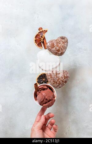 Wintereis mit Lebkuchenkuchen. Lebkuchen und Eis fallen oder fliegen in Bewegung. Speicherplatz kopieren Stockfoto