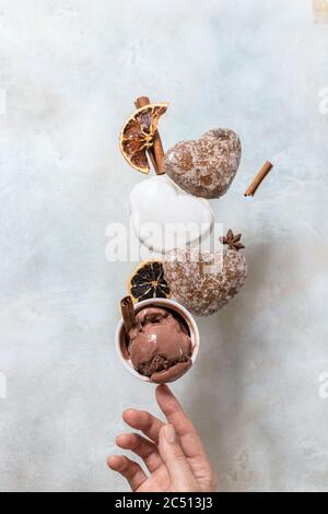 Wintereis mit Lebkuchenkuchen. Lebkuchen und Eis fallen oder fliegen in Bewegung. Speicherplatz kopieren Stockfoto