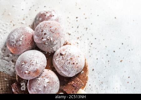 Schokolade Kokosnuss Japanisches Eis Mochi in Reiskörnern. Traditionelles japanisches Dessert auf weißem Hintergrund. Selektiver Fokus, Kopierbereich Stockfoto