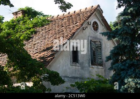 Dachboden Ziegeldach eines alten Hauses, Fenster mit Fensterläden. Slowenien. Stockfoto