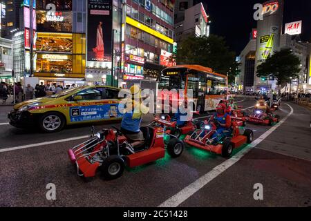 Westliche Touristen genießen es, die Straßen von Tokio auf Go-Karts organisiert von Mari Car Company.These Go-Kart-Touren Handel auf der Super Mario Carts Spielidee und Charaktere sind eine beliebte Touristenattraktion in Tokio. Obwohl es Sicherheits- und Copyright-Probleme gibt, die das Unternehmen bald dazu zwingen könnten, die Touren zu beenden. Stockfoto