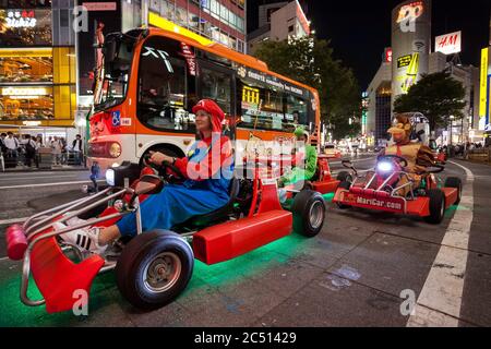 Westliche Touristen genießen es, die Straßen von Tokio auf Go-Karts organisiert von Mari Car Company.These Go-Kart-Touren Handel auf der Super Mario Carts Spielidee und Charaktere sind eine beliebte Touristenattraktion in Tokio. Obwohl es Sicherheits- und Copyright-Probleme gibt, die das Unternehmen bald dazu zwingen könnten, die Touren zu beenden. Stockfoto