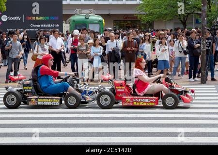 Westliche Touristen genießen es, die Straßen von Tokio auf Go-Karts organisiert von Mari Car Company.These Go-Kart-Touren Handel auf der Super Mario Carts Spielidee und Charaktere sind eine beliebte Touristenattraktion in Tokio. Obwohl es Sicherheits- und Copyright-Probleme gibt, die das Unternehmen bald dazu zwingen könnten, die Touren zu beenden. Stockfoto